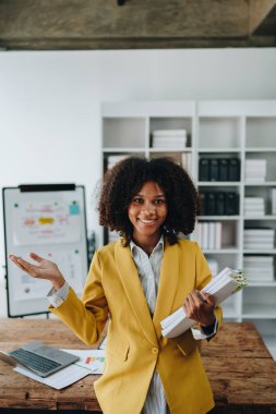 Amerikalı Afrikalı iş kadını doküman, bilgisayar dizüstü bilgisayar, hesap makinesi, evrak işleri, kazanan ve gülümseyen başarı elde etmek için mutlu. finans ve yatırım kavramları.