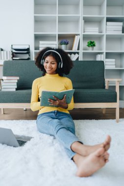 Video çağrısı, Afro-Amerikan Üniversitesi yabancı değişim öğrencileri dizüstü bilgisayarda çalışıyor ve evde uluslararası uzmanlar tarafından İngilizce öğrenme programı uygulanıyor..