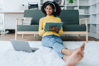 Video çağrısı, Afro-Amerikan Üniversitesi yabancı değişim öğrencileri dizüstü bilgisayarda çalışıyor ve evde uluslararası uzmanlar tarafından İngilizce öğrenme programı uygulanıyor..