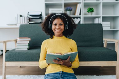 Video çağrısı, Afro-Amerikan Üniversitesi yabancı değişim öğrencileri dizüstü bilgisayarda çalışıyor ve evde uluslararası uzmanlar tarafından İngilizce öğrenme programı uygulanıyor..