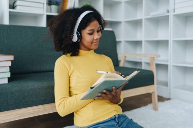 Video çağrısı, Afro-Amerikan Üniversitesi yabancı değişim öğrencileri dizüstü bilgisayarda çalışıyor ve evde uluslararası uzmanlar tarafından İngilizce öğrenme programı uygulanıyor..