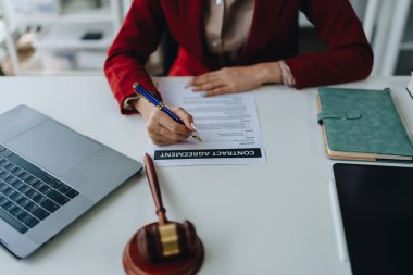 Müvekkil ile bir avukat sözleşme kağıtlarını tartışıyor. Mahkeme salonunda yasal mevzuat üzerinde çalışan bir avukat. Müşteri, sözleşme ve anlaşma konseptine yardımcı olmak için.