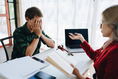 Asyalı bir kadın avukatın portresi mahkemeye gitmeden önce bilgisayar bilgisayarı kullanan bir müvekkil için dava açıyor, belgeleri video konferansına yolluyor.