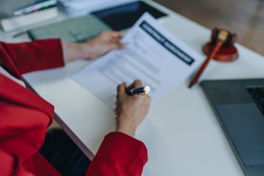 Müvekkil ile bir avukat sözleşme kağıtlarını tartışıyor. Mahkeme salonunda yasal mevzuat üzerinde çalışan bir avukat. Müşteri, sözleşme ve anlaşma konseptine yardımcı olmak için.
