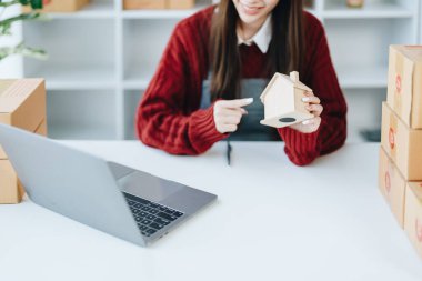 Güzel Asyalı kadın, blogger, blog, sunum kalitesi, canlı video, sosyal medya, onu kaydet, dijital kameralar, sme veya küçük işletme ekommerce kavramları ile online sat.