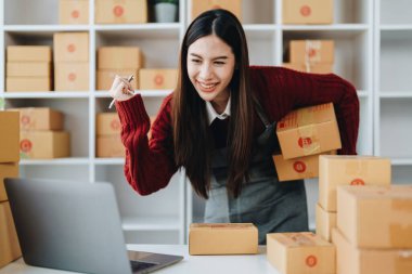 Çevrimiçi dağıtım, kadın küçük işletme sahipleri iş planlama ve pazarlamada beklenmedik satış ve müşteri siparişleri gördüklerinde mest olurlar..