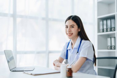 Doktor tedaviye başlamadan önce hastaların geçmişini kontrol ediyor..