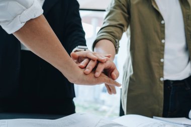 Mühendisler, tasarımcılar ve iç mimarlar, müşterilere sunmak üzere tasarım odaları için malzeme ve renkleri seçmeyi tartışarak iç mimarların tasarımını sonuçlandırmak için el ele çalışıyorlar..