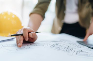 Çalışma odasındaki şablon bilgisayarı kullanarak iş tasarımı yapılandırma ya da ev yapımı mühendislik bölümü