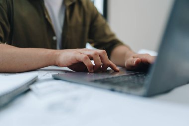 Çalışma odasındaki şablon bilgisayarı kullanarak iş tasarımı yapılandırma ya da ev yapımı mühendislik bölümü