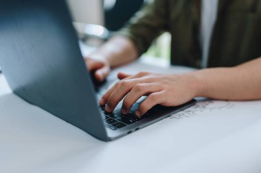 Çalışma odasındaki şablon bilgisayarı kullanarak iş tasarımı yapılandırma ya da ev yapımı mühendislik bölümü