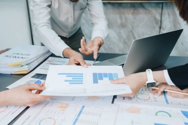 Toplantı odasındaki mali rapordaki durumu analiz etmek ve tartışmak için Asyalı iş danışmanı toplantısı. Yatırım Danışmanı, Finans, takım çalışması, beyin fırtınası, girişim ve muhasebe.