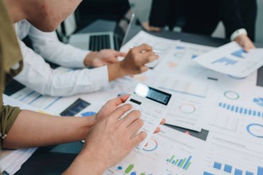 Toplantı odasındaki mali rapordaki durumu analiz etmek ve tartışmak üzere Asya 'daki iş danışmanlığı toplantısını başlatın. Yatırım Danışmanı, Finans, takım çalışması, beyin fırtınası ve muhasebe