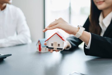 Garanti, mortgage, anlaşma, sözleşme, imza, emlakçı önemli sözleşme belgelerini imzaladıktan sonra evi müşteriye teslim eder..