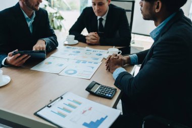 Toplantı odasındaki mali rapordaki durumu analiz etmek ve tartışmak için Asyalı iş danışmanı toplantısı. Yatırım Danışmanı, Finans, takım çalışması, beyin fırtınası, girişim ve muhasebe.