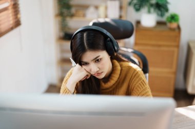 İnternette araştırma yapan Asyalı güzel bir kız öğrenci evde online öğrenim gören yanık sendromu belirtileri gösteriyor..