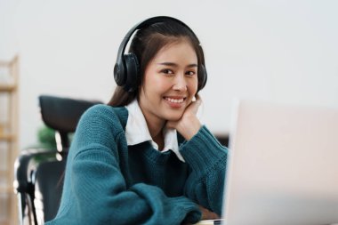 İnternette okumak, güzel Asyalı kız öğrenci ya da evde online öğrenim görmek..