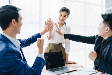 Partnerle İşletme Başarı konsepti, Tamamlandıktan sonra Ortaklık Yumruk Bump. Başarılı takım çalışması, Kurumsal Takım Anlaşması ile İşadamı