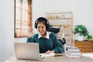 İnternette okumak, güzel Asyalı kız öğrenci ya da evde online öğrenim görmek..