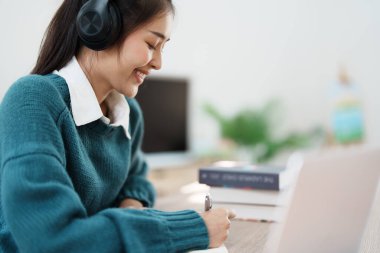 İnternette okumak, güzel Asyalı kız öğrenci ya da evde online öğrenim görmek..