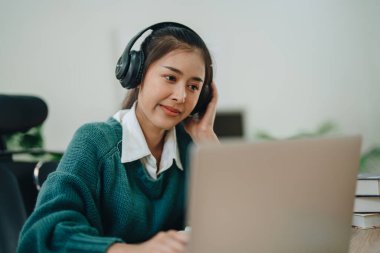 İnternette okumak, güzel Asyalı kız öğrenci ya da evde online öğrenim görmek..