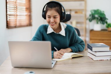 İnternette okumak, güzel Asyalı kız öğrenci ya da evde online öğrenim görmek..
