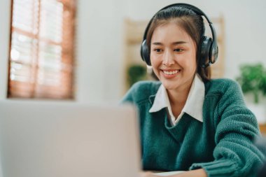 İnternette okumak, güzel Asyalı kız öğrenci ya da evde online öğrenim görmek..