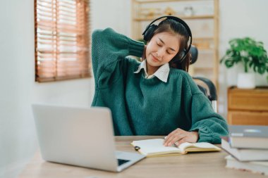 İnternette araştırma yapan Asyalı güzel bir kız öğrenci evde online öğrenim gören yanık sendromu belirtileri gösteriyor..