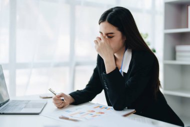 İşletme sahibi, bilgisayar ve finansal tabloları kullanan kadın portresi piyasayı genişletmek için endişe verici bir ifade..