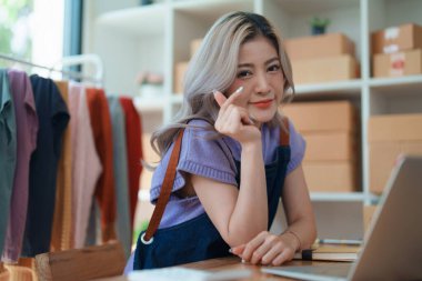 Moda Mağazası 'nın Asyalı Kadın Sahibinin Portresi Küçük işletme, sme ya da dış ticaret kavramlarına başarılı bir gülümseme.