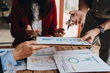 Toplantı odasındaki mali raporun incelenmesi ve tartışılması için Asya 'da iş danışmanlığı toplantısına başlayın. Yatırım Danışmanı,