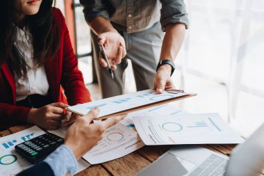 Toplantı odasındaki mali rapordaki durumu analiz etmek ve tartışmak için Asyalı iş danışmanı toplantısı. Yatırım Danışmanı, Finans, takım çalışması, beyin fırtınası, girişim ve muhasebe.