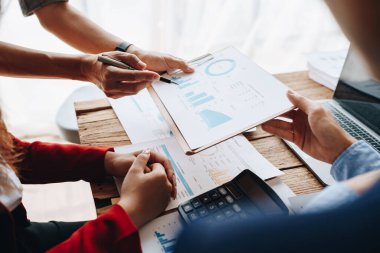 Toplantı odasındaki mali rapordaki durumu analiz etmek ve tartışmak için Asyalı iş danışmanı toplantısı. Yatırım Danışmanı, Finans, takım çalışması, beyin fırtınası, girişim ve muhasebe.