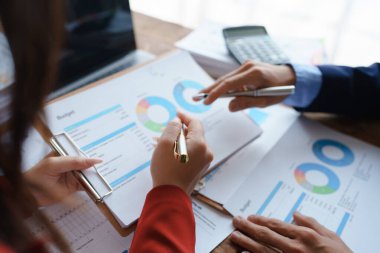 Girişim işi, yatırım takımının planlanması için iş danışmanlık stratejisi evrak denetimi ve pazarlama, kâr, şirket bütçesi toplantı odasında, borsa çizelgeleri