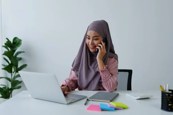 Сотрудница Мусульманка Помощью Телефона Разговаривает Клиентами Офисе — стоковое фото