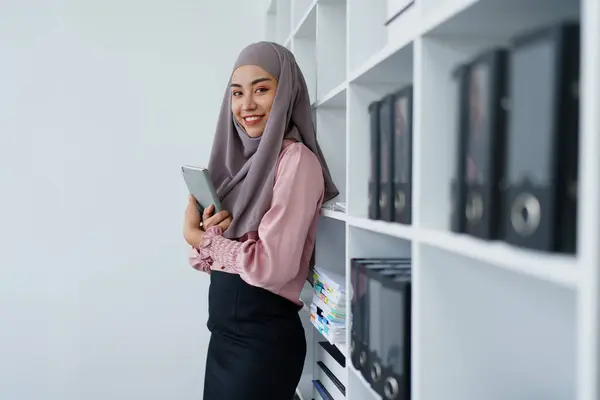 Женщина Мусульманка Ищет Документы Офисе — стоковое фото