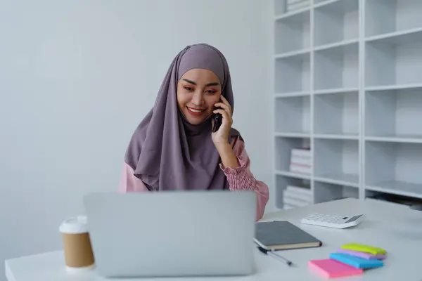 Muslimische Mitarbeiterin Telefoniert Mit Kunden Büro — Stockfoto