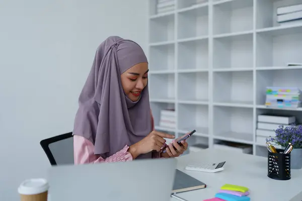 Сотрудница Мусульманка Помощью Телефона Разговаривает Клиентами Офисе — стоковое фото