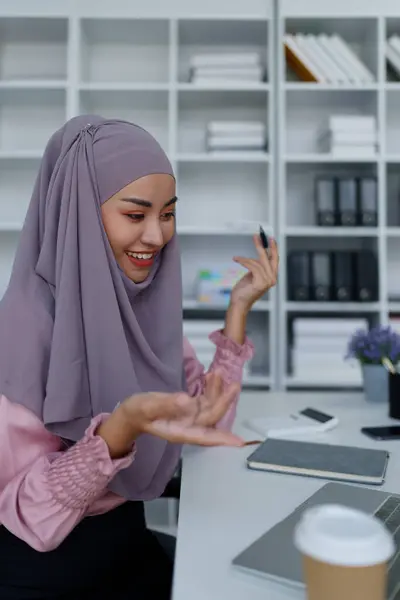 Мусульманские Женщины Служащие Время Работы Компьютере — стоковое фото