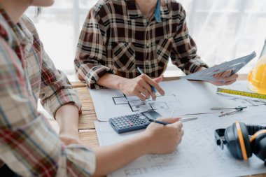 Çok ırklı mühendis, bina ve evler için mimari ve mühendislik tasarımı hakkında planlar ve kat planı çizimlerinin maliyet tahmini için beyin fırtınası ve ölçümlemesi.