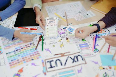 Creative Web Ekibi, cep telefonu için Grafik Tasarımcı, cep telefonu uygulaması ve geliştirme şablonu planı için web sitesi ux ui uygulaması, prototip kablo geliştirme süreci