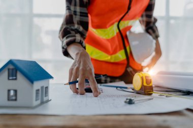 Ev ve binalar için mimari ve mühendislik tasarımı hakkında planlar ve zemin planı çizimleri maliyet tahmini için beyin fırtınası ve ölçüm mühendisi.