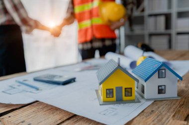 Mühendisler, tasarımcılar ve iç mimarlar, müşterilere sunulacak malzeme ve renkleri seçerek iç mekan tasarımını sonuçlandıran el sıkışma kulübesi anlaşmalarıdır.