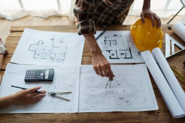 Mühendisler, tasarımcılar ve iç mimarlar müşterilere sunulacak malzeme ve renkleri seçerek iç mimarların tasarımını tamamlıyorlar.