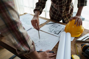 Mühendisler, tasarımcılar ve iç mimarlar müşterilere sunulacak malzeme ve renkleri seçerek iç mimarların tasarımını tamamlıyorlar.