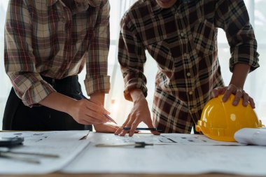 Mühendisler, tasarımcılar ve iç mimarlar müşterilere sunulacak malzeme ve renkleri seçerek iç mimarların tasarımını tamamlıyorlar.