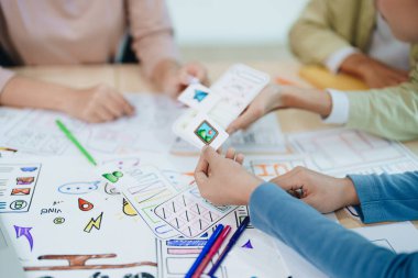 Creative Web Ekibi, cep telefonu için Grafik Tasarımcı, cep telefonu uygulaması ve geliştirme şablonu planı için web sitesi ux ui uygulaması, prototip kablo geliştirme süreci