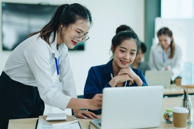 Girişim işi, iş danışmanı yatırım takım çalışması planlama stratejisini açıkladı evrak denetimi ve toplantı odasında pazarlama, kâr ve şirket bütçesini tartıştı
