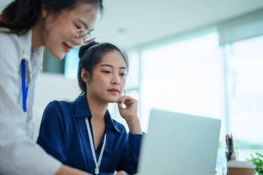 Girişim işi, iş danışmanı yönetim finans yatırım takım çalışması evrak işleri denetleme ve toplantı odasında pazarlama, kâr, şirket bütçesi tartışması