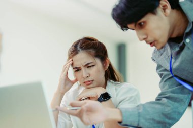 Aşırı çalışma, aşırı çalışma, aşırı çalışma ve pazarlama şirketinin baskısı. Zaman yönetimi, bıkkın ve yorgun çalışan